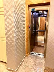 イスタンブールにあるサンタフェ ホテルの鏡付きの廊下につながる扉