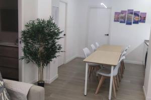 a dining room with a table and a potted plant at Apartamento 4 habitaciones 2 baños Ciudad de las Ciencias VT-55209-V in Valencia