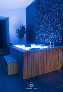 a bathroom with a sink and a fish tank at Spa Niagara privé avec jacuzzi in Herstal