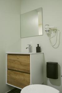 uma casa de banho com um WC, um lavatório e um espelho. em Spa Niagara privé avec jacuzzi em Herstal