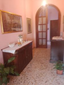 Habitación con pasillo con mesa y puerta en Casa Camilla en Capannori