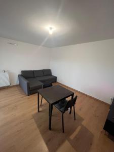 - un salon avec un canapé et une table dans l'établissement Apt à coté d'aeroport orly avec parking, à Athis-Mons