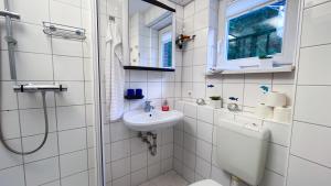 グラール・ミューリッツにあるFewo Graalのバスルーム(洗面台、トイレ付)、窓が備わります。