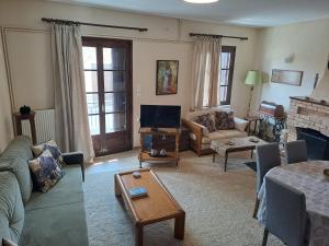 阿拉霍瓦的住宿－Ilias home Arachova，带沙发和电视的客厅