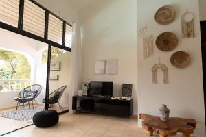 a living room with a television and a table at Flat Anchor Marine Monte Vista in Sosúa
