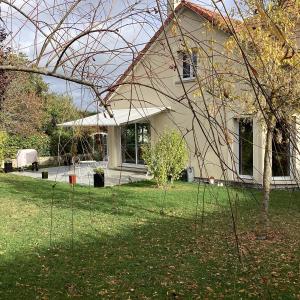 una casa con un árbol delante de ella en FABYANN, en Marieulles