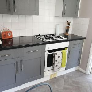 Kitchen o kitchenette sa Seaside 2 bed terraced house with garden and free parking