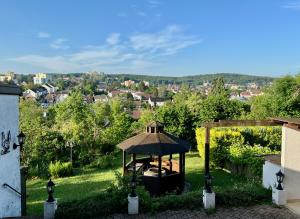 um gazebo no quintal de uma casa em Hinkelsgasser Südhang em Saarbrücken