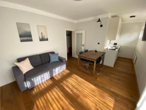 Posezení v ubytování Krkonošský apartmán Bratrouchov + 23 fotografií