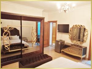 Televiisor ja/või meelelahutuskeskus majutusasutuses Cairo Taj Hotels & Suites - Dokki