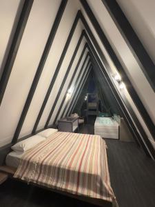 um quarto com uma cama grande e um lavatório em Sapanca Litha Bungalov em Sapanca