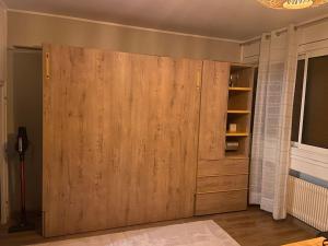 eine große Holztür im Wohnzimmer mit in der Unterkunft Studio de 28 m2 lumineux et élégant in Chambéry