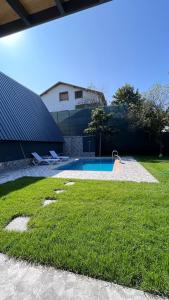 a yard with a swimming pool and a house at Ensagardenbungalov in Kartepe