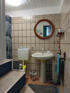 een badkamer met een wastafel en een spiegel bij Casa Margareta in Terrabona