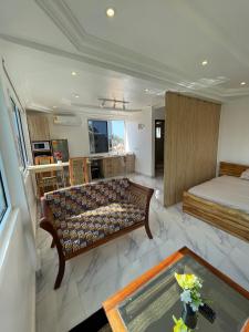 - un salon avec un canapé et un lit dans l'établissement Big & confortable studio in Osu, à Accra
