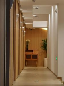 un corridoio in un edificio adibito a uffici con corridoio di Suzhou MeetU Intl Youth Hostel a Suzhou