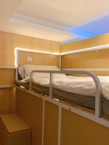 Bunk bed o mga bunk bed sa kuwarto sa Suzhou MeetU Intl Youth Hostel