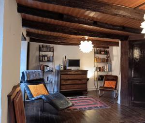 een slaapkamer met een bed en een dressoir met een televisie bij Casa Margareta in Terrabona