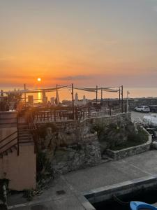 una vista de la puesta de sol desde la azotea de un edificio en Hôtel de la jetée, en Centuri