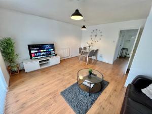 TV a/nebo společenská místnost v ubytování Convenient Manchester city centre 3BD with free parking