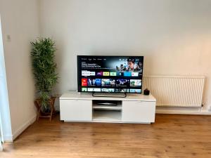TV a/nebo společenská místnost v ubytování Convenient Manchester city centre 3BD with free parking