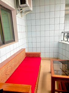 una alfombra roja en un banco en una habitación en Ulili 1br apts Makepe, en Douala