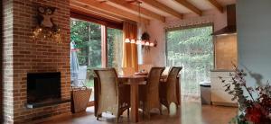 een eetkamer met een tafel en stoelen en een open haard bij Waterlelie 34 Rekem in Rekem