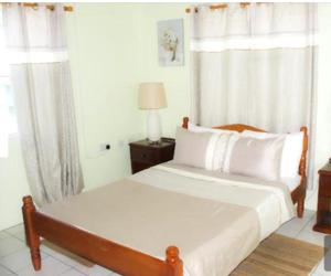 Una cama o camas en una habitación de Silver View Apartments
