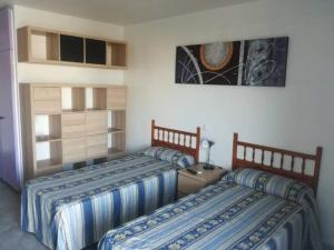 ベナルマデナにあるMinerva Evening Sun Studyのベッドルーム1室(隣り合わせのベッド2台付)