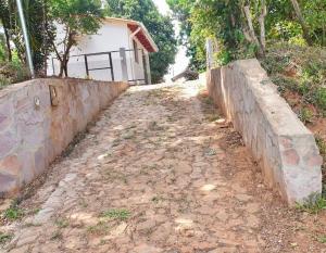 un camino de tierra delante de una casa en Haus Independencia Guara Paraguay 