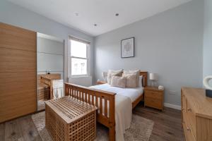 Un dormitorio con una cama grande y una ventana en The Brent Park Collection, en Londres
