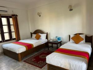 Chitwan Park Village客房内的一张或多张床位