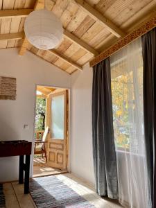 Casa Humulesti, fii vecinul lui Ion Creanga في تارجو نيمت: غرفة معيشة مع نافذة كبيرة وسقف