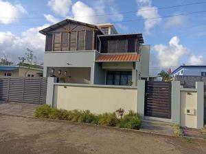 ein großes Haus mit einem Zaun und einer Garage in der Unterkunft Peaceful house and environment in Souillac