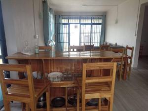 - une salle à manger avec une table et des chaises en bois dans l'établissement Peaceful house and environment, à Souillac