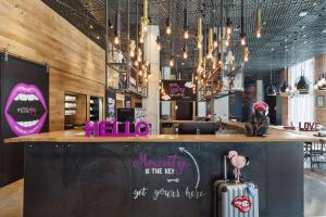 Lounge nebo bar v ubytování Moxy Tbilisi