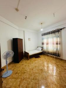 una camera con un letto nell'angolo di una stanza di LOTUS HOLIDAY REST a Anuradhapura