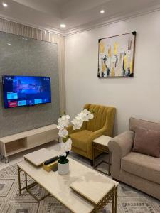 ein Wohnzimmer mit Sofa und Fernseher in der Unterkunft بودل روز للشقق المخدومة in Abha