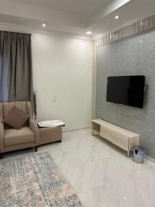 ein Wohnzimmer mit Sofa und Flachbildfernseher in der Unterkunft بودل روز للشقق المخدومة in Abha