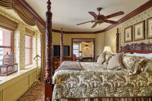 een slaapkamer met een bed en een plafondventilator bij The Brown Palace Hotel and Spa, Autograph Collection in Denver