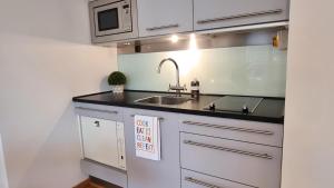 Köök või kööginurk majutusasutuses Fabulous studio apartment with aircon, parking and terrace ocean view