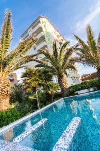 The swimming pool at or close to Hotel Metropol