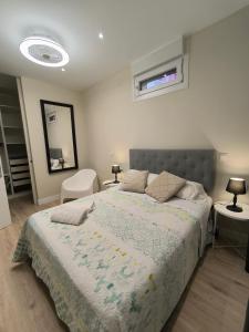 Una cama o camas en una habitación de HABITACION CENTRAL EN BILBAO con WIFI 57