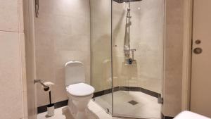Vannituba majutusasutuses Fabulous studio apartment with aircon, parking and terrace ocean view