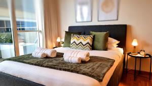 Voodi või voodid majutusasutuse Fabulous studio apartment with aircon, parking and terrace ocean view toas