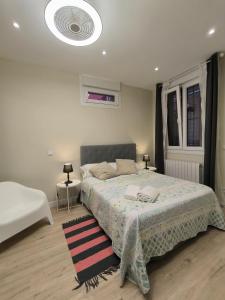 1 dormitorio con 1 cama con alfombra en el suelo en HABITACION CENTRAL EN BILBAO con WIFI 57 en Bilbao