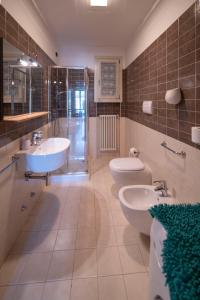 een badkamer met 2 wastafels en 2 toiletten bij PARADISE in Sale Marasino