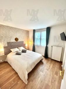 a bedroom with a large bed and a window at EL CUBANITO ATHENA - EXOTISME CUBAIN - 2 Chambres - Parking Privé - Proximité Gare - BUSINESS & FAMILY FRIENDLY in Cergy