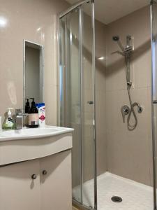 uma casa de banho com um chuveiro, um lavatório e um WC. em Mt Eden Tidy Unit B em Auckland