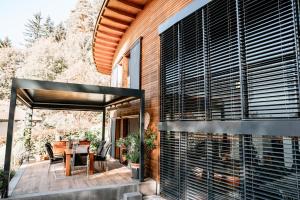 dom z czarnymi żaluzjami na patio w obiekcie Villa Bergl.21 w mieście Brixlegg